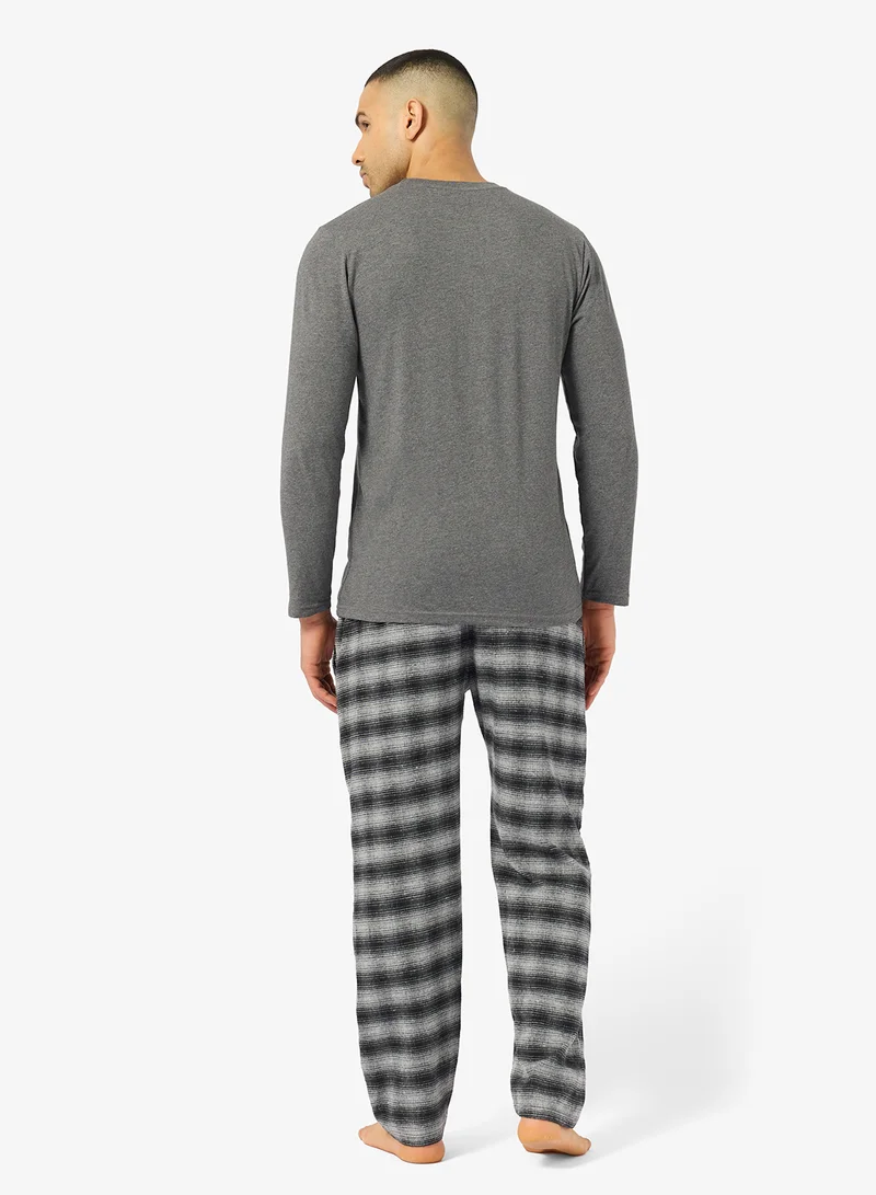 روبرت وود طقم تي شيرت وبنطلون بقصة عادية